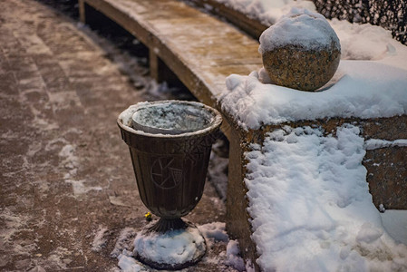 冬天雪下街上的垃圾桶图片