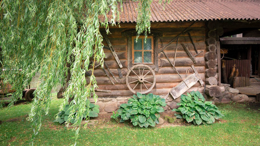 古老的传统乡村之家的院子图片