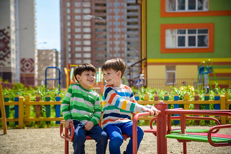 在幼儿园的夏天或春天温暖的日子里图片