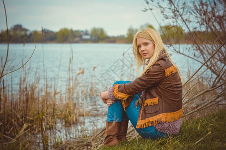 一个美丽的金发女孩穿着美国乡村风格的肖像在户外Amazing好女孩图片
