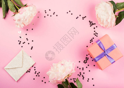 粉色面糊微妙的请柬贺卡带有花岗饰和礼品盒的婚礼背图片