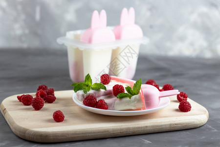 冰淇淋背景甜点新鲜冰淇淋草莓和薄图片