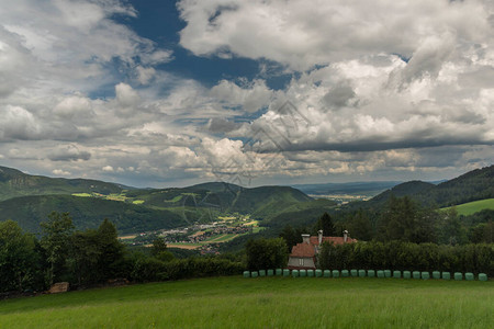 公众号微信配图奥地利山丘Semmering村附近的山谷景色背景