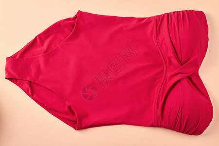 红色的旧泳装红的反光泳衣图片