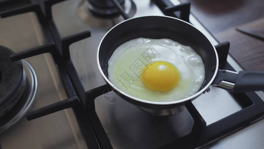 煎锅中烹饪鸡蛋的顶端视图图片