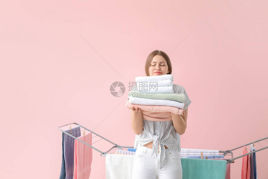 妇女用彩色背景在烘干机图片