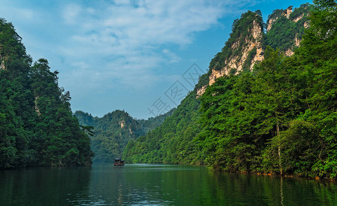 旅游船在湖南省张家界森林公园武陵源宝峰湖周围美丽的喀斯图片