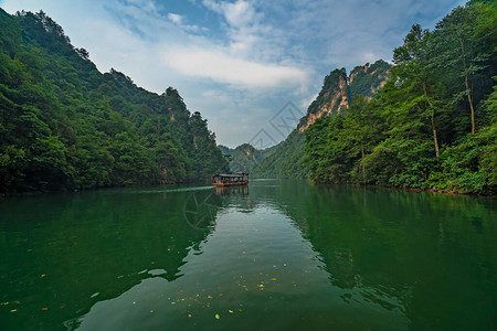 旅游船在湖南省张家界森林公园武陵源宝峰湖周围美丽的喀斯图片