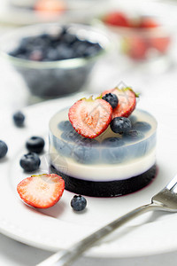 蜜蓝莓水果加酱或果冻蛋糕图片