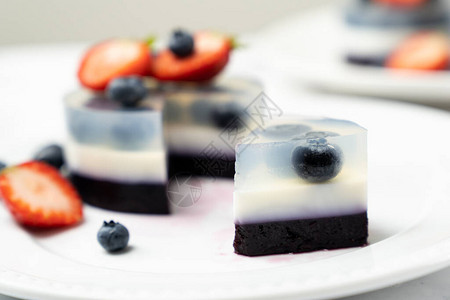 蜜蓝莓水果加酱或果冻蛋糕图片