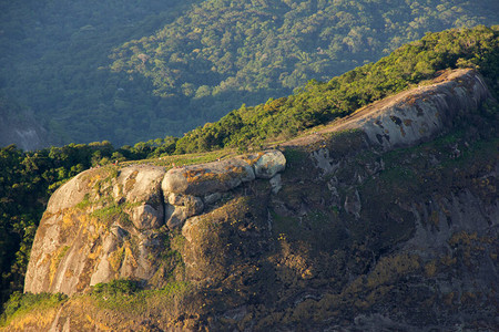 从巴西里约热内卢美丽岩石的顶端Pedrab图片