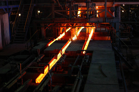 熔化钢铸造后的红热钢金属板连续铸造机铁匠和冶金工业的背景三背景图片