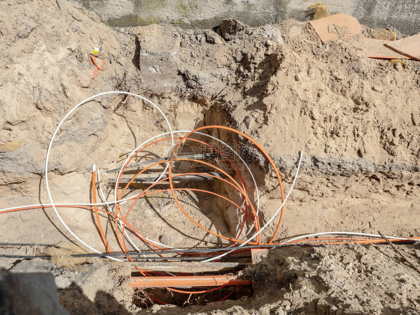 安装电信光缆的道路工程带电缆的安全管地下电话光缆的沟槽图片