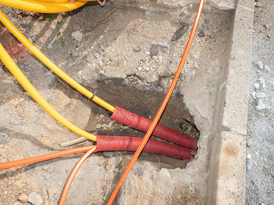 安装电信光缆的道路工程带电缆的管地下电话光缆的沟槽图片