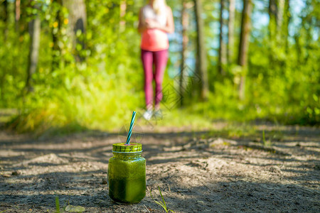 女在森林中以绿色解毒滑冰而奔跑健康图片