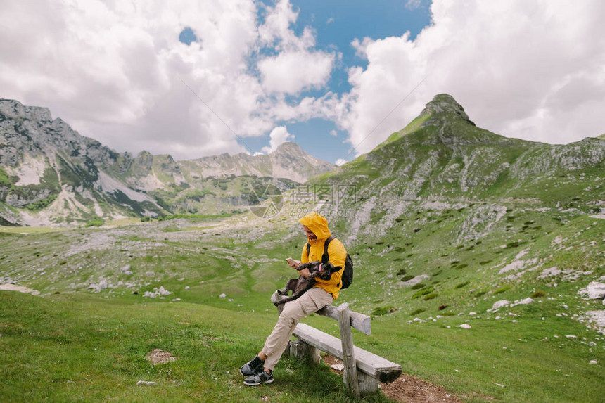 人旅游在农村与狗放松背包客带着可爱的狗在山上徒步旅行男在乡村放松图片