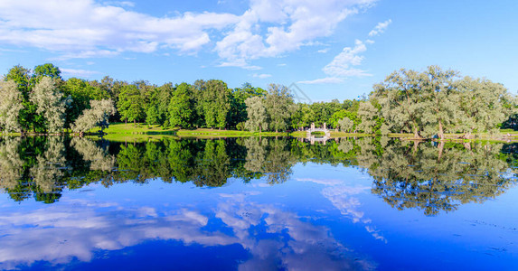 夏季公园全景夏日公园公园里的湖城市公园美丽的夏日风景俄罗斯的质图片