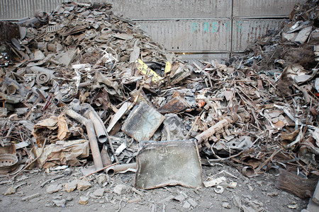 在垃圾场生锈的铁废料上的金属废料准备图片