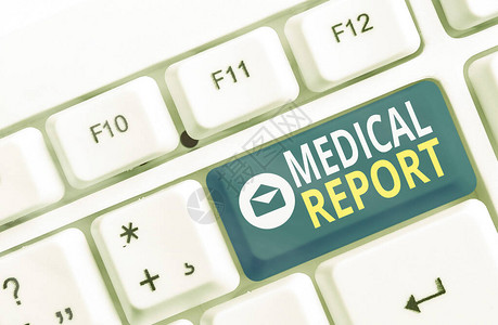 显示医疗报告的书写笔记报告患者体检结果的商业概念彩色键盘图片
