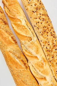 白色背景上的三个长棍面包图片