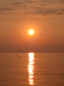 明亮的夕阳和海水中的倒影海边的日落云彩天空大海和太阳的美景图片