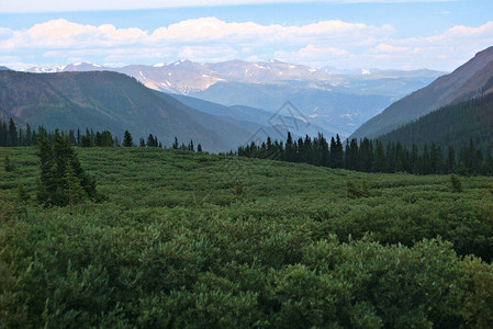 山地草原通向山谷直至山峰图片