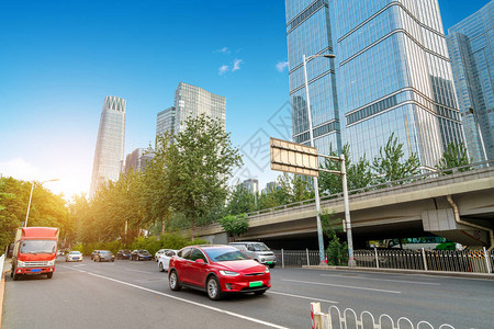 城市的高楼和高速汽车北京中图片