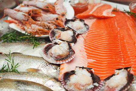 新鲜的鱼和海鲜健康饮食概念顶视图在杂货店展示冰鲜红鱼市场图片