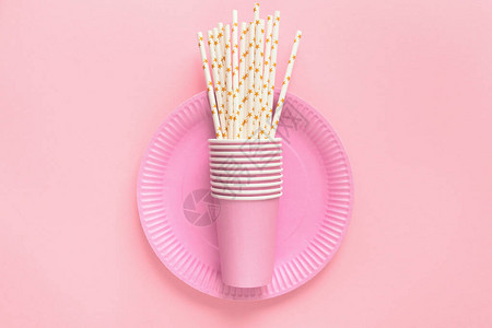 生日或带稻草的党纸杯粉色糊面背景的盘子节日概念平板布衣风图片