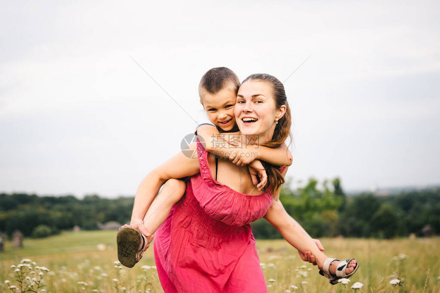 单亲妈和她的儿子在大自然中玩得很开心一个母亲抚养一个没有父亲的孩子不是一个完整的家庭母亲和童年的主题男孩在外地妈图片