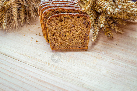 切片杂粮黑麦面包店有硬皮面包和面包屑新鲜的传统面包背景图片