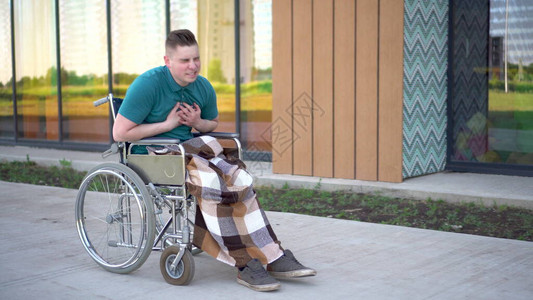 一个年轻人坐轮椅图片