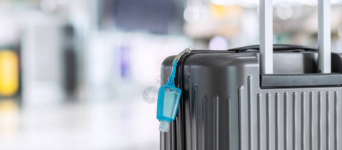国际机场航站楼带酒精凝胶洗手液的行李袋图片
