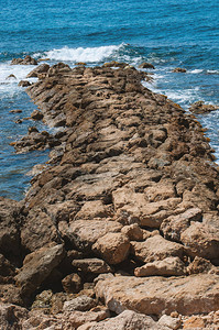 出海的岩石码头图片