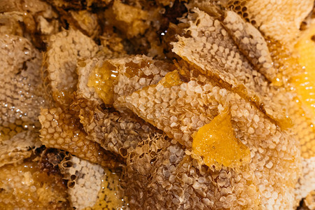 一层薄的蜂蜜堆成一堆图片