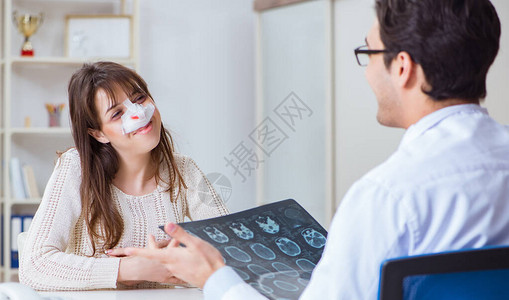 男医生与鼻子手术患者交谈图片
