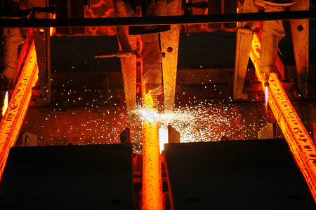 冶金厂切炬时的钢板冶金生产重工业工程图片
