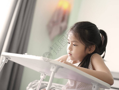 亚洲儿童新观念思考或儿童女孩阅读或写作图片