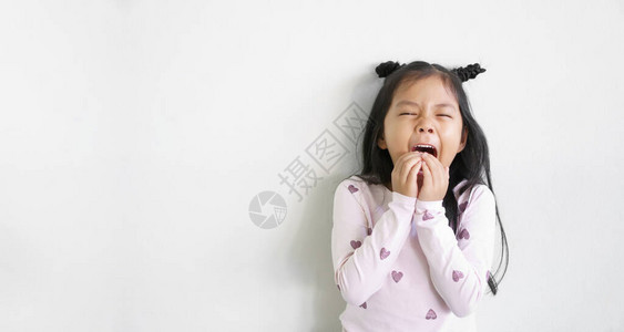 亚洲儿童或女童生病打喷嚏或冷咳图片