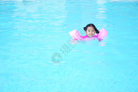 亚洲儿童可爱或小女孩微笑游泳图片