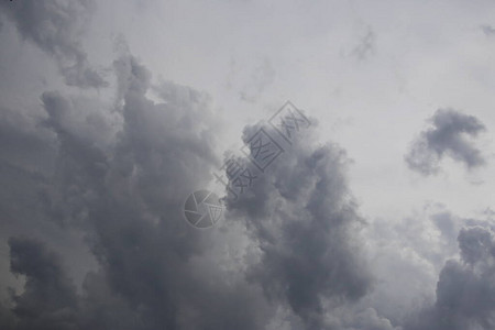 雨前天空乌云密布图片