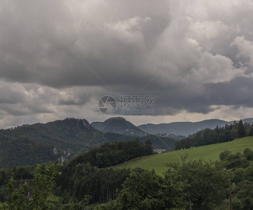 奥地利山丘Semmering村附近的山谷景色图片