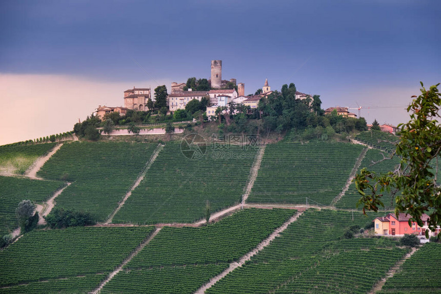意大利PiedmontLanghe山小村庄图片