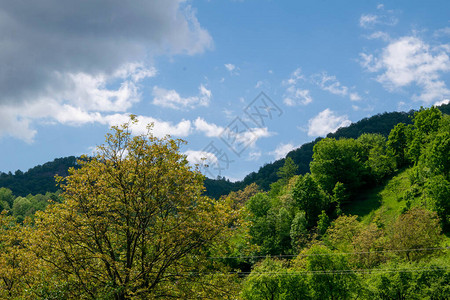 山谷多云的天空地貌山谷风图片