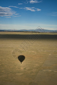热气球的暗影照在大平面上远处可以图片