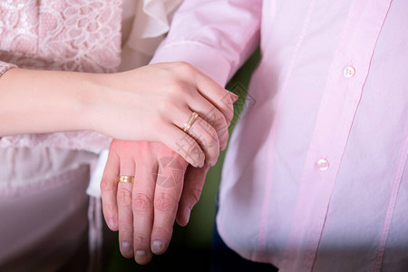 婚礼的概念求婚手环宣告他的感情说背景图片