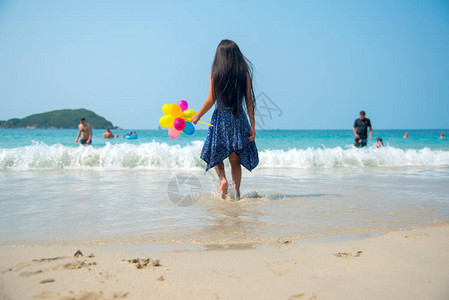 夏季女孩在热带夏季海滩度假旅行快乐的海边与可爱的孩子在阳光明图片