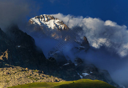 著名的乌什巴山峰图片