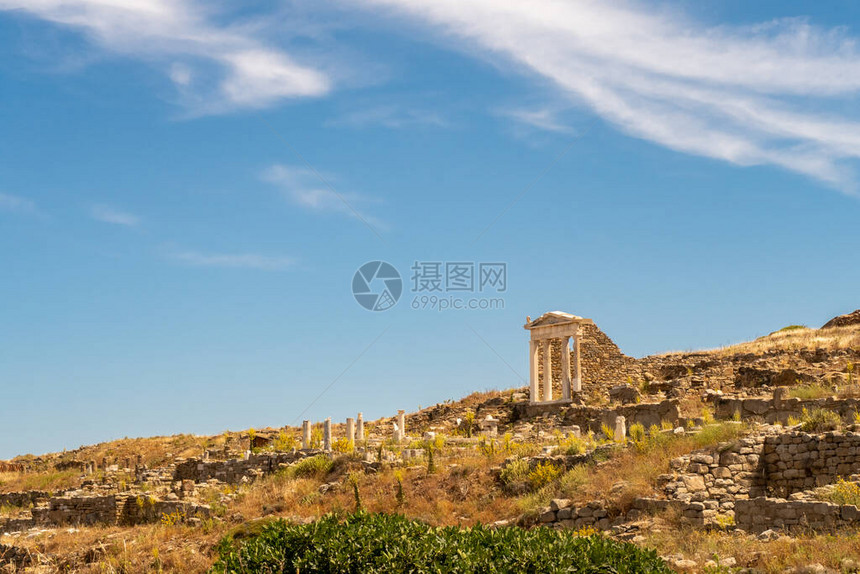 位于古老城市上山丘上的迪洛斯岛的伊西斯寺庙保存良好图片