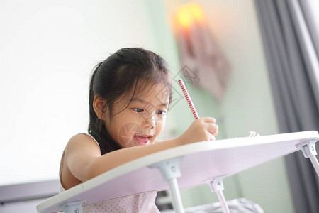 亚洲儿童新想法思考或儿童女孩写作或阅读图片
